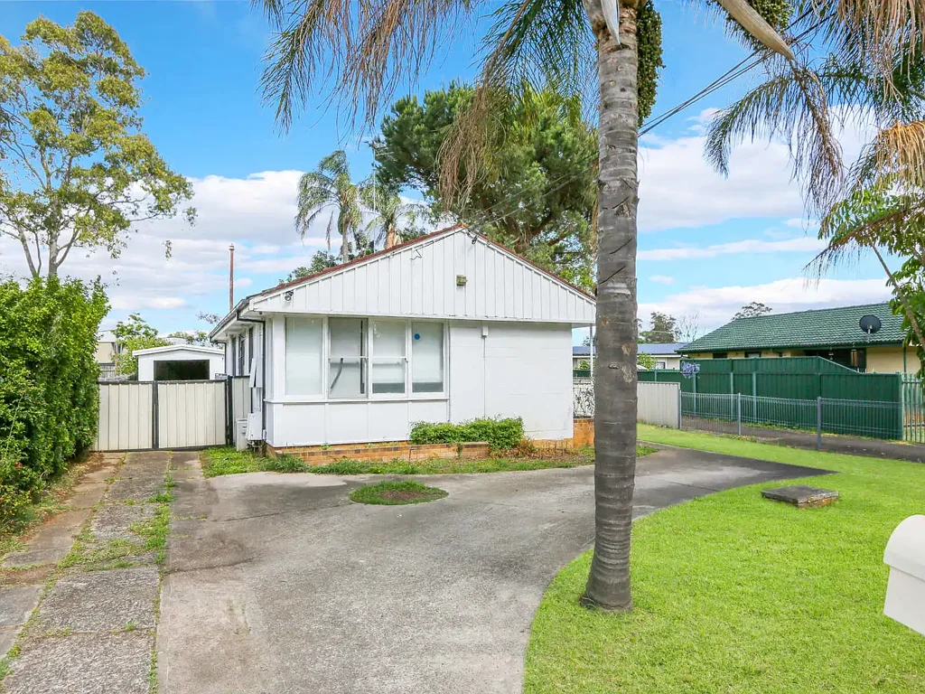 Family  3 Bedroom Home- LOCATION !!!!!