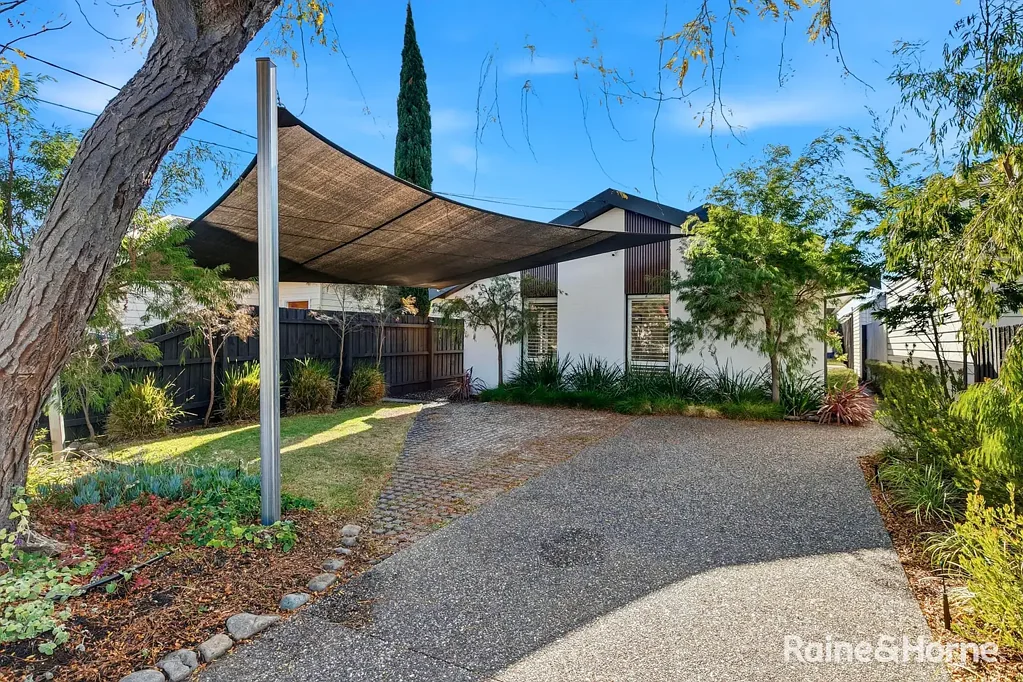 Newport 3Zimmer Offering Three Large Bedrooms Plus a Separate Studio, Home Office Space