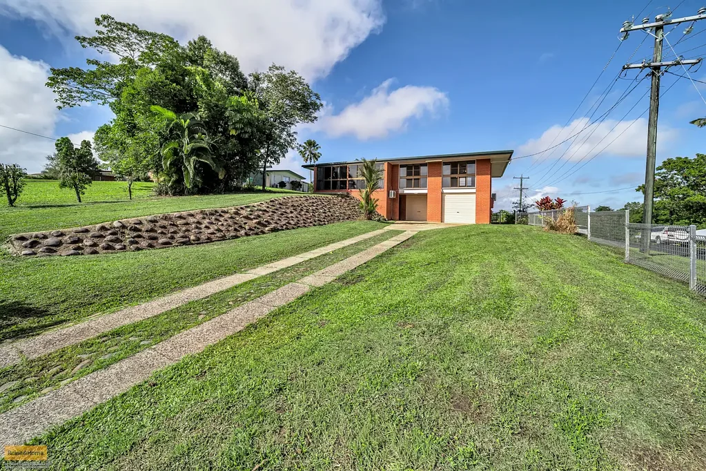 East Innisfail 3कमरा Impressive home on top of the hill.