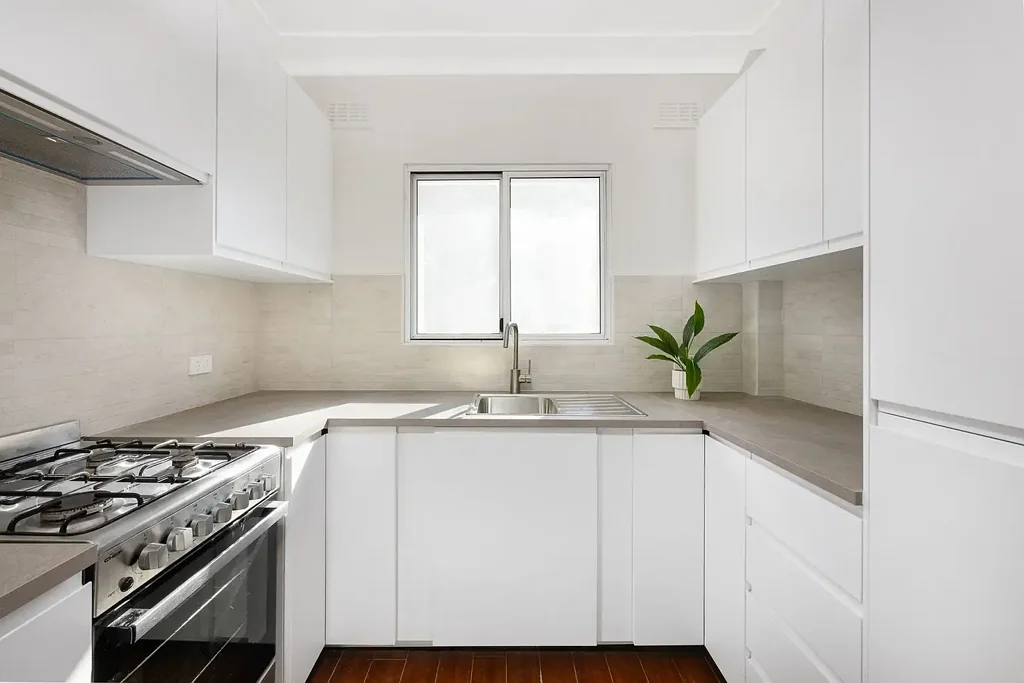 Freshly Renovated, Walk to Shops & Rail