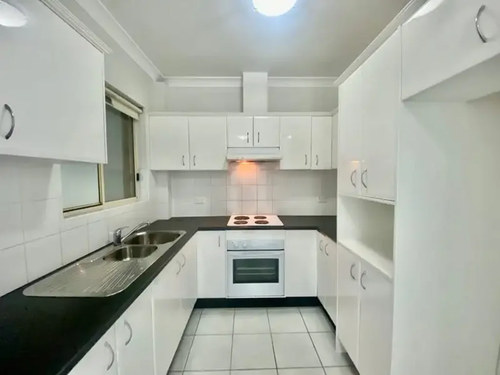 Oversized Spacious 2 bedroom Unit (Access via Grandview Crescent)