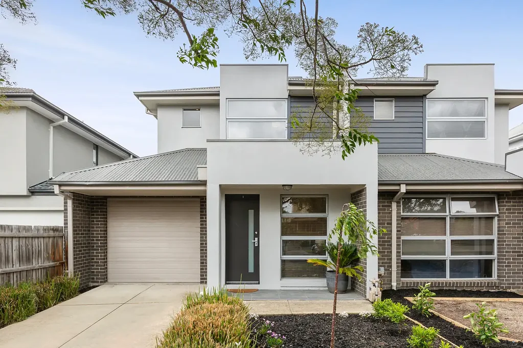 Newport 3房 精心翻新风格  新石材台面  高端电器  开放式流动  主套房带套间  全屋冷暖  锁车库储物  便捷交通  高质生活 Stylish & Modern with it's own Street Frontage