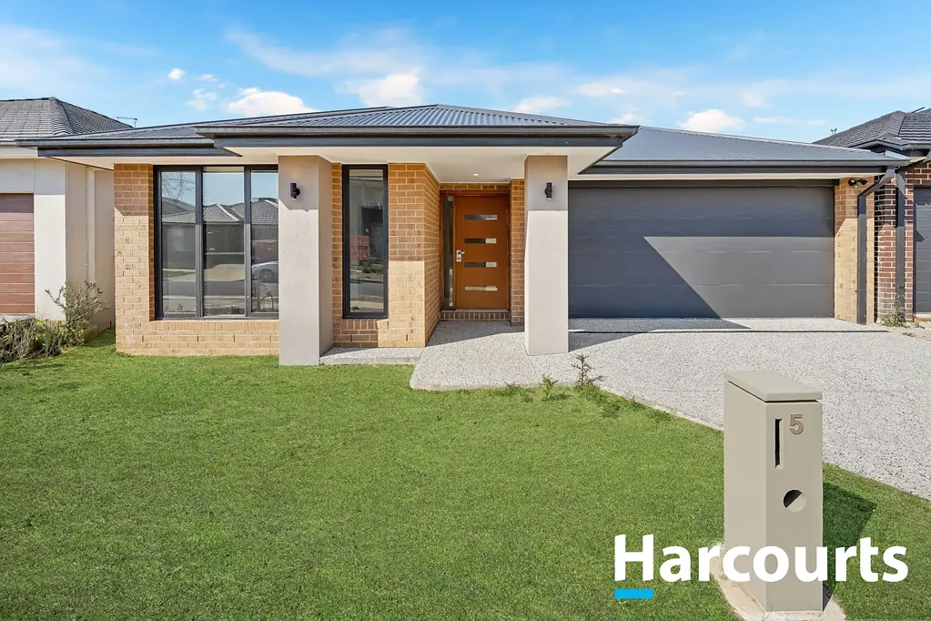 Modern Family Home in Prime Clyde North Location