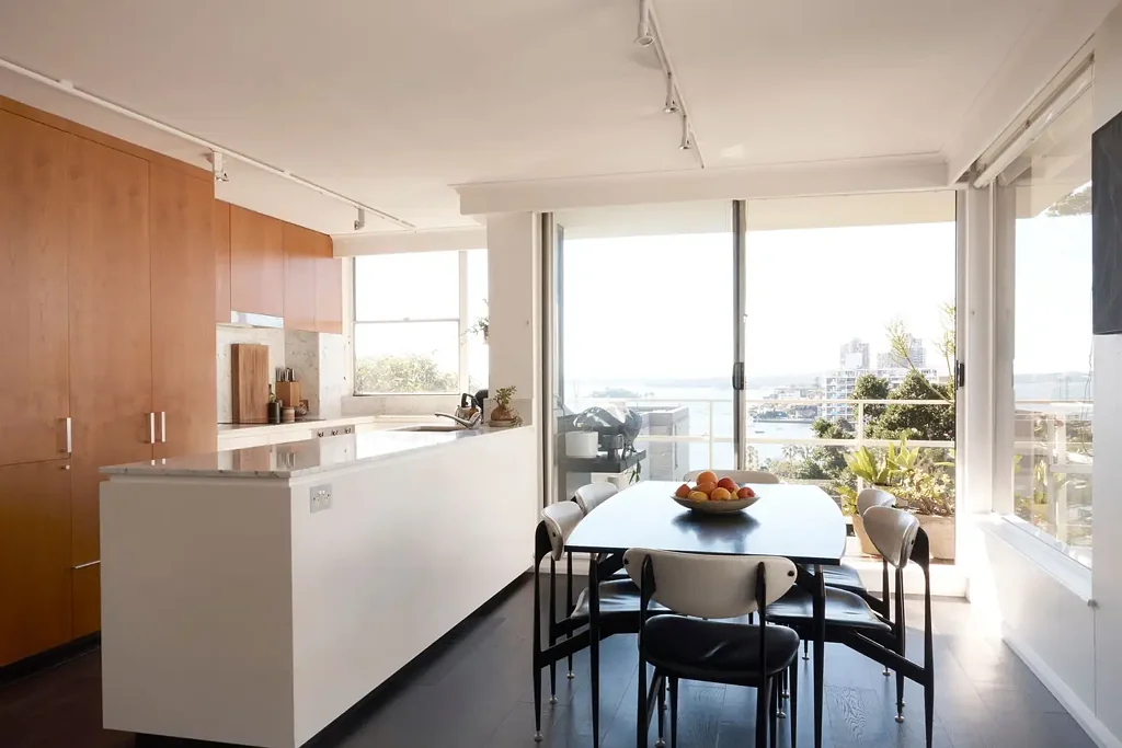 Elizabeth Bay 2 Bedroom Breath taking Harbour Views in a Prime Elizabeth Bay Setting