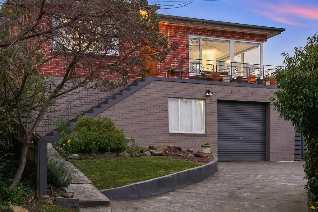 Moonah 3 Bedroom Spacious Family Home With Incredible Views & Large Rumpus