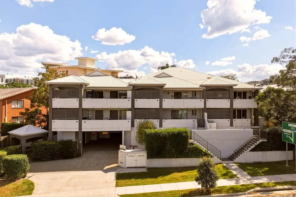 Indooroopilly 2 Bedroom Spacious Apartment Living Moments from Everything