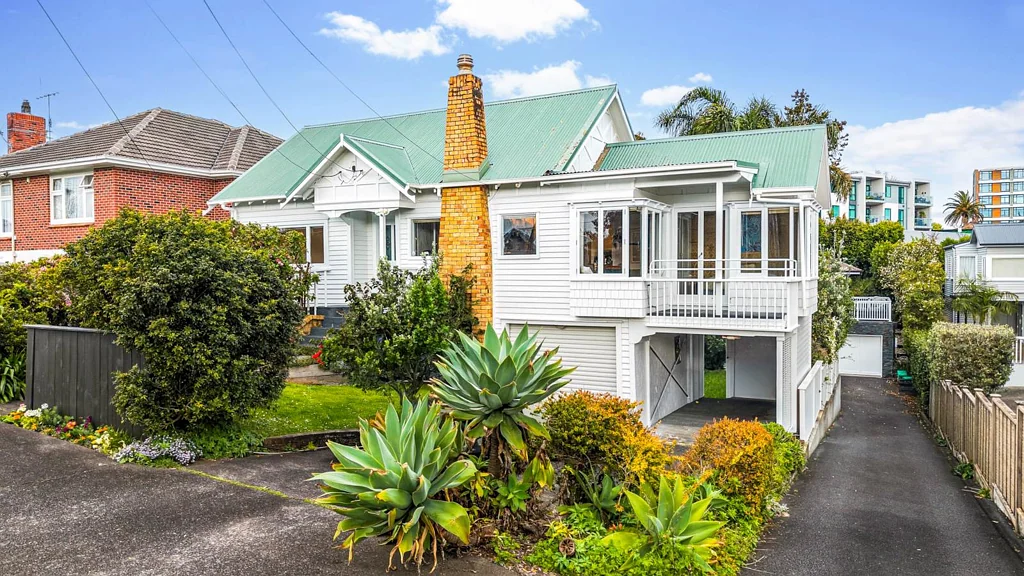Point Chevalier 3Moenga Coastal Charm with Overwhelming Potential