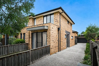 Chadstone 3房 全砖结构耐久 高天花板宽敞 现代石材厨房 私密易打理后院 步行购物中心&火车站 Contemporary Style & Full Brick Excellence