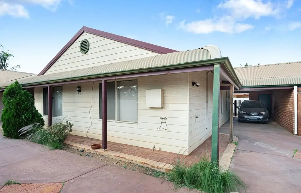 Step into this neat and tidy 3x1 home, offering comfortable living and plenty of charm.