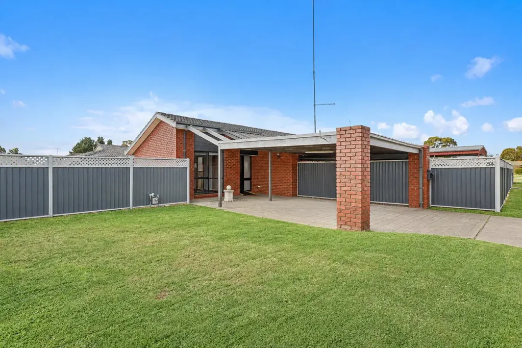 Traralgon 3房  Spacious West End Living with Room to Grow
