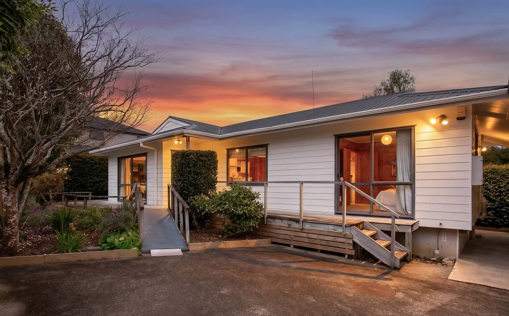 Takapuna 2침실 Private, Sunny & Surprisingly Spacious