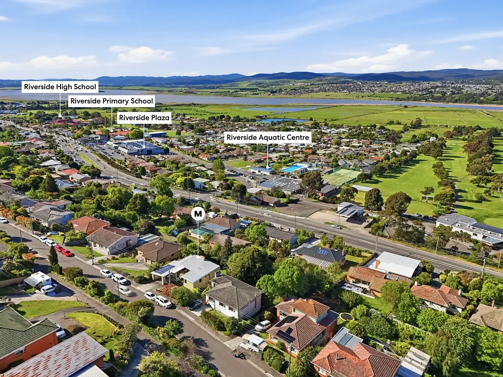 Riverside 4 Slaapkamer Original and immaculate mid-century, family home, established gardens and views of the Tamar Valley