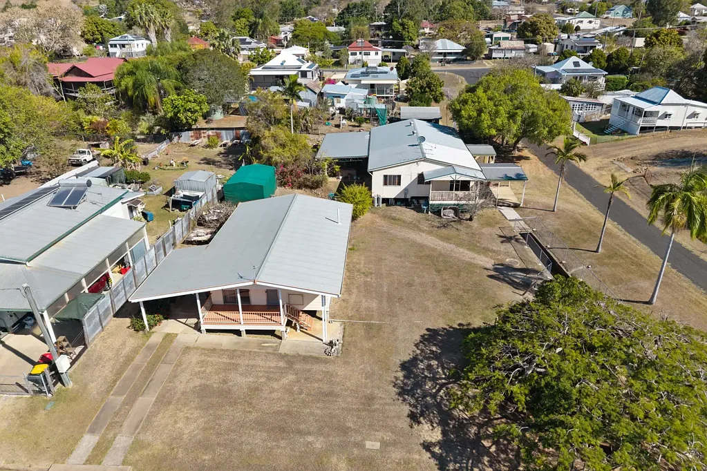Mount Morgan 6બેડરૂમ Two Homes, One Huge Opportunity on 1,286m²