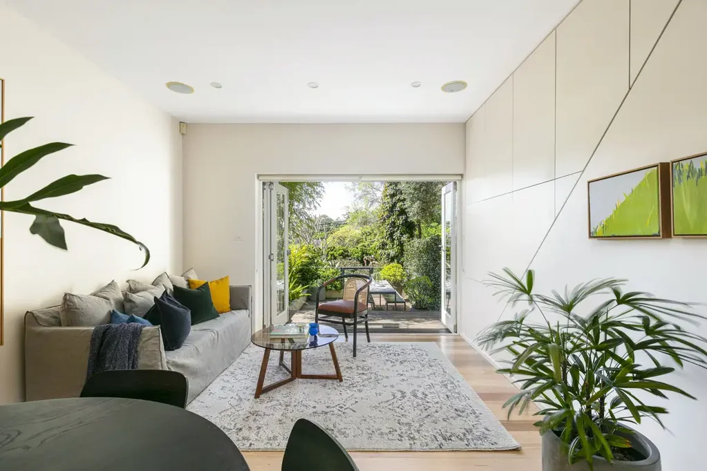 Grand & luxurious 4-level terrace in prized spot
