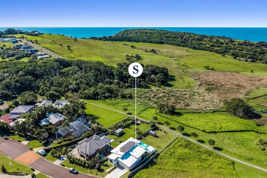 Lennox Head 4कमरा Immaculate Family Home with Ocean Views and Resort-Style Pool