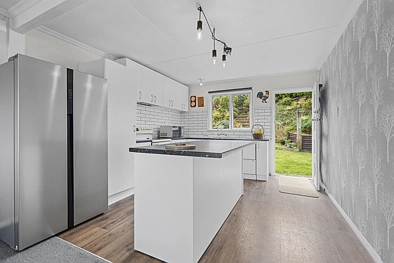 Hurdon 4房  Elevated Living with Views – Hurdon Location