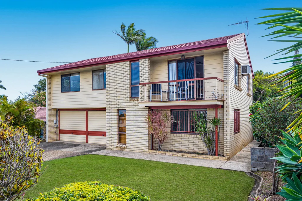Strathpine 3房 Strathpine便利位置 607sqm完全围栏砖瓦住宅 三卧双车库 下层灵活空间 完美翻新潜力 Solid Home with Space, Flexibility & Endless Potential on 607sqm