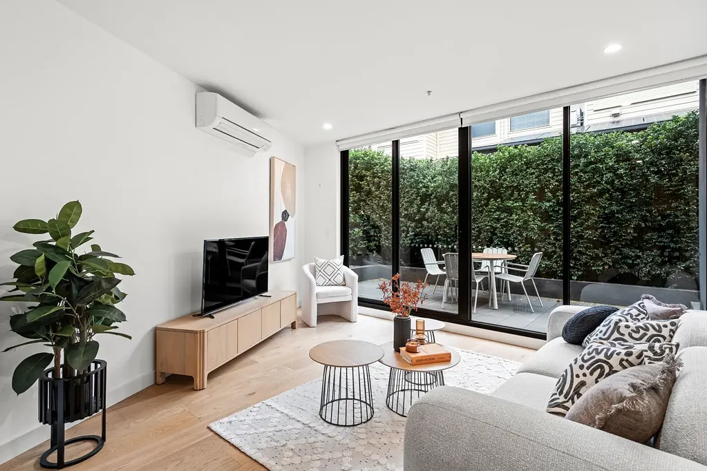 Ascot Vale 2房 Maribyrnong河畔公寓 私人庭院 开放式布局 宽幅木地板 现代厨房 双卧双卫 地下车位 交通便捷 Spacious & Stylish Apartment with Private Outdoor Entertaining