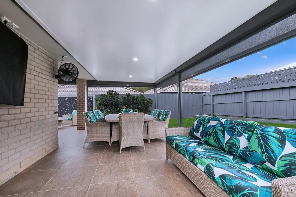 Griffin 3침실 3 Bedroom + Study, Multiple Living, Four-Car Accommodation & Exceptional Outdoor Entertaining!