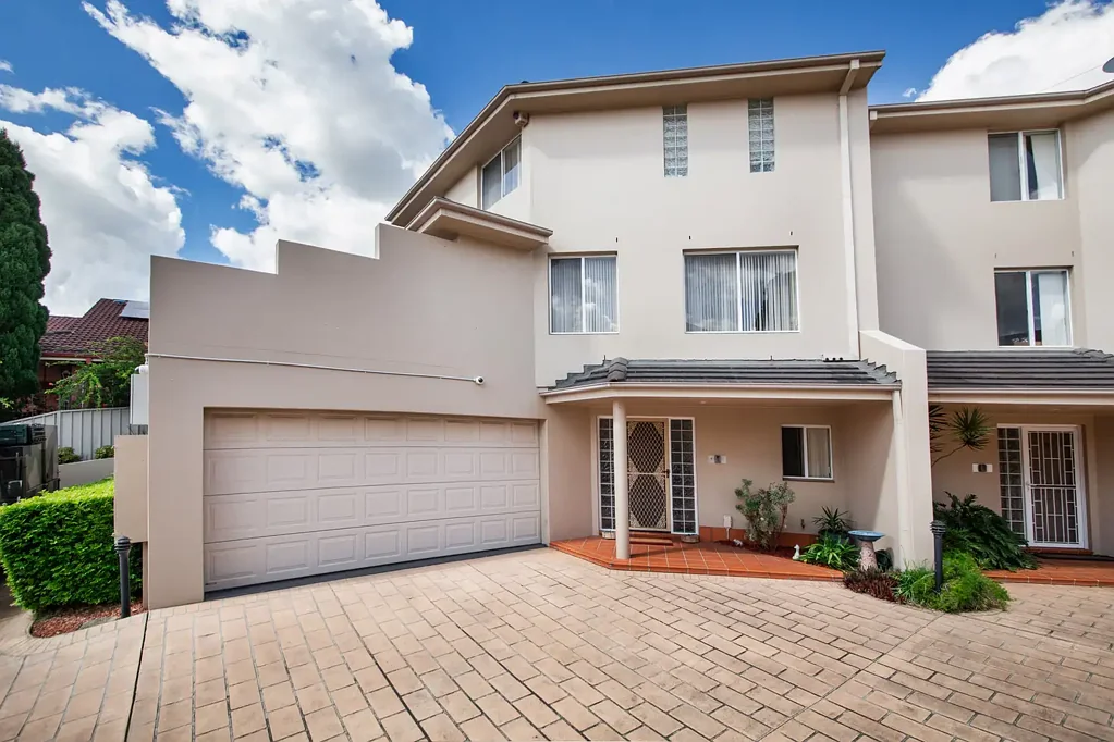 Bangor 3 Slaapkamer Spacious Family Townhouse with City Views & Entertaining
