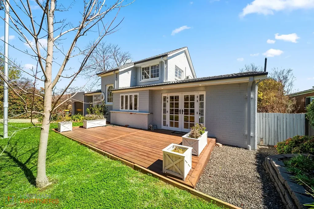 Yarralumla 4ห้องนอน Stylish Family Entertainer in a Premium Yarralumla Setting