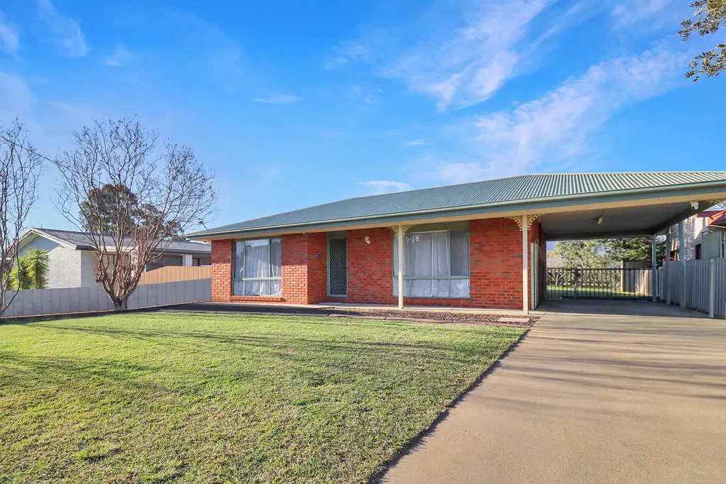 Deniliquin 3chambre Immaculate Brick Home Near the Golf Course
