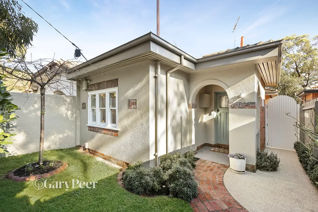 Elsternwick 2房 艺术装饰魅力 时尚翻新单层 优越地段 硬木地板 Miele电器 西北朝向后院 管道供暖 Art Deco charm with modern appeal