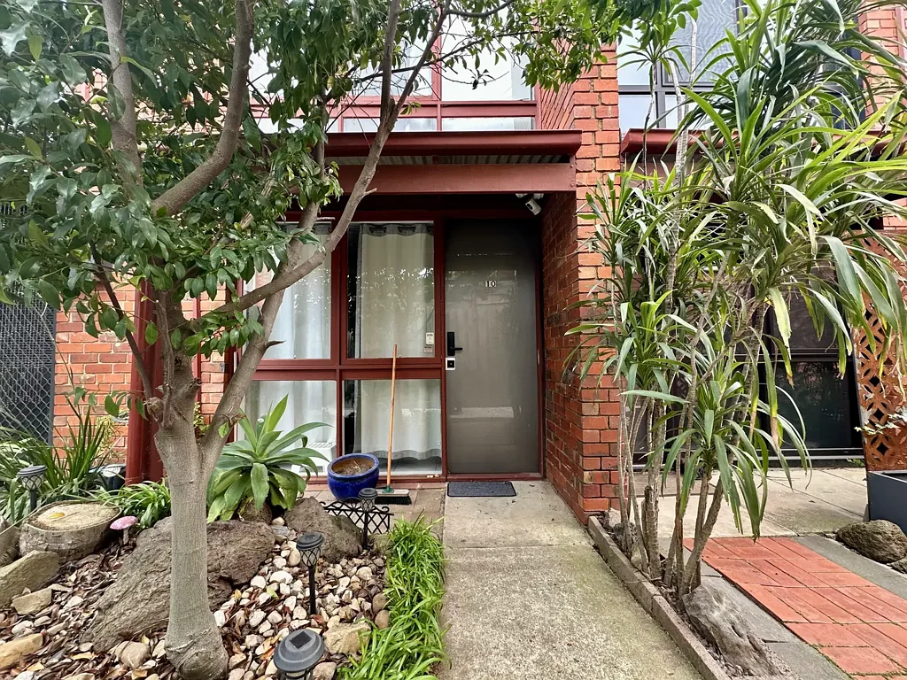 Convenient Living in a Prime Sunshine Location