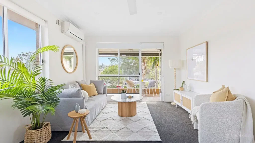 Ultra Convenient Top Floor Modern Living!