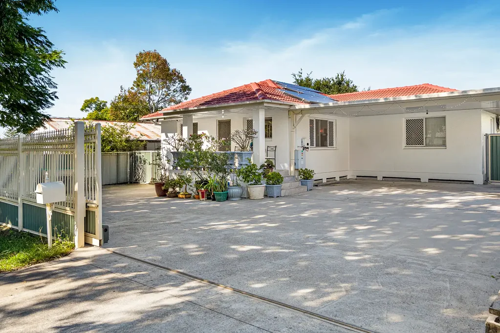 Inala 3બેડરૂમ Spacious Solid Concrete Home With Versatile Living Options