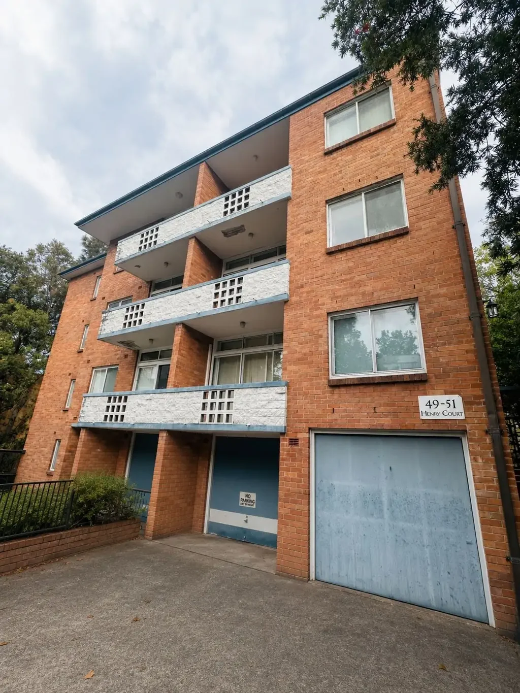 Charming Full Brick Apartment with Ocean Glimpses in Boutique North Sydney Block