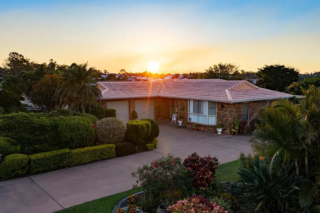 Southside 4બેડરૂમ Established Living in a Sought-After Southside Location
