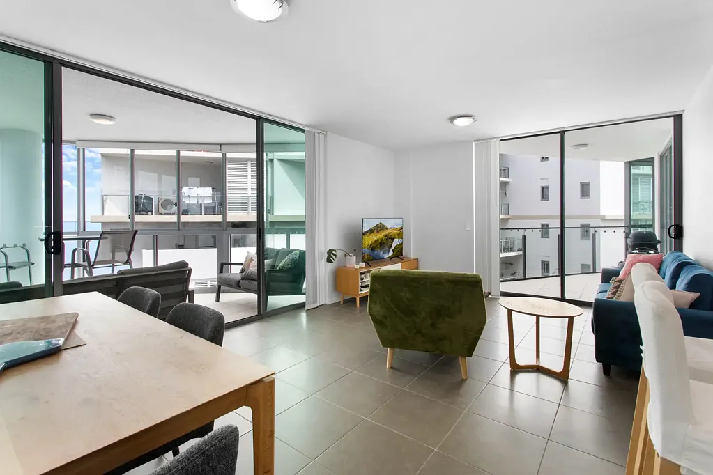 Woody Point 2房 Bramble Bay壮丽水景 精装修两居室 海滨宁静优雅 落地玻璃采光 专用阳台享海风 小区泳道泳池 主卧套房带阳台 滨水步道近享 Seaside Sophistication with Bay Views