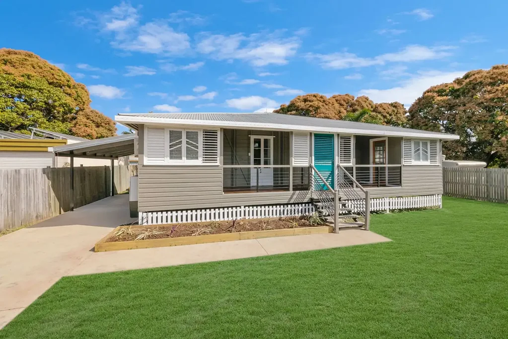 Classic Queenslander Living with 4 Bedrooms and a Large Family Kitchen