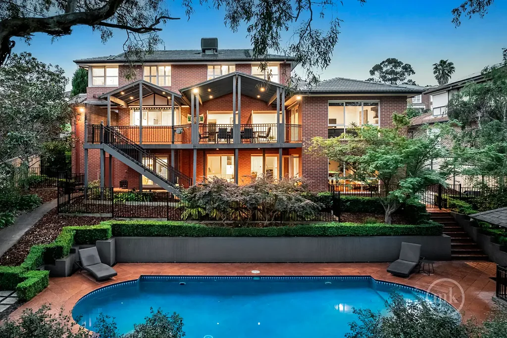 Plenty 5房 Treetops安静街道 1269平米宅地 景观花园环绕 五卧3.5卫 Ilve Miele厨房 法式门露台 游泳池区域 全年娱乐空间 地下层灵活空间 太阳能泳池 NBN连接 Private Family Oasis with Resort-Style Indulgence