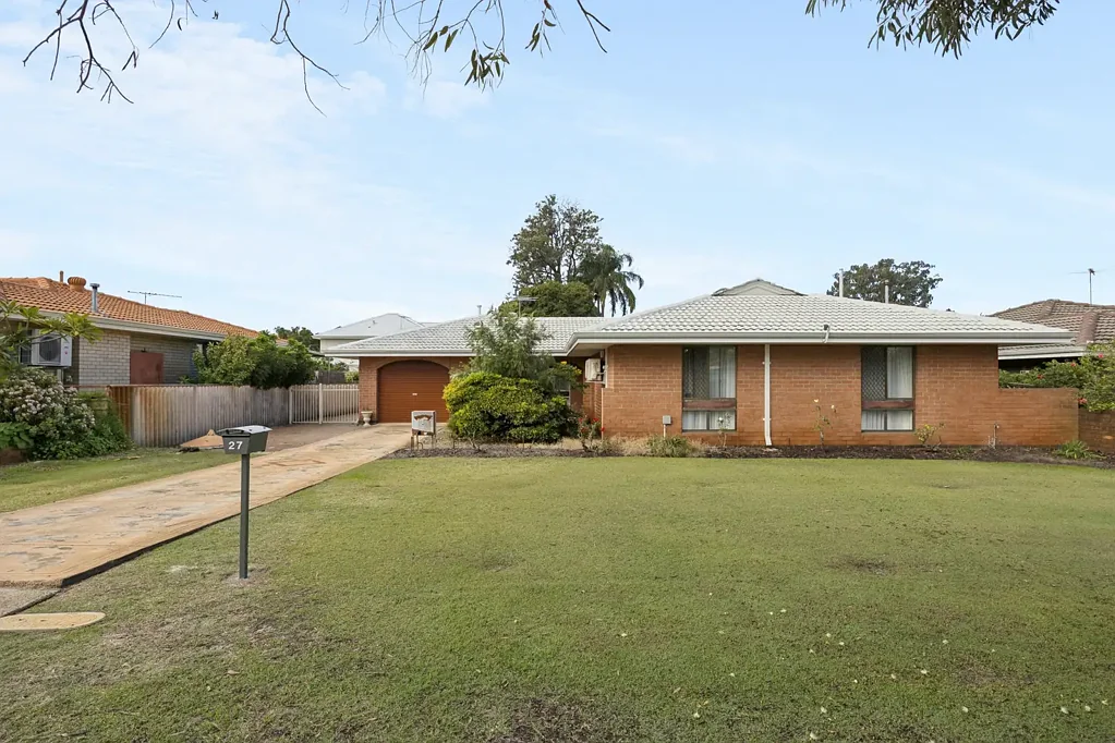 Bassendean 4ห้องนอน LAND BANK, SUBDIVIDE OR SIMPLY ENJOY THE SPACE