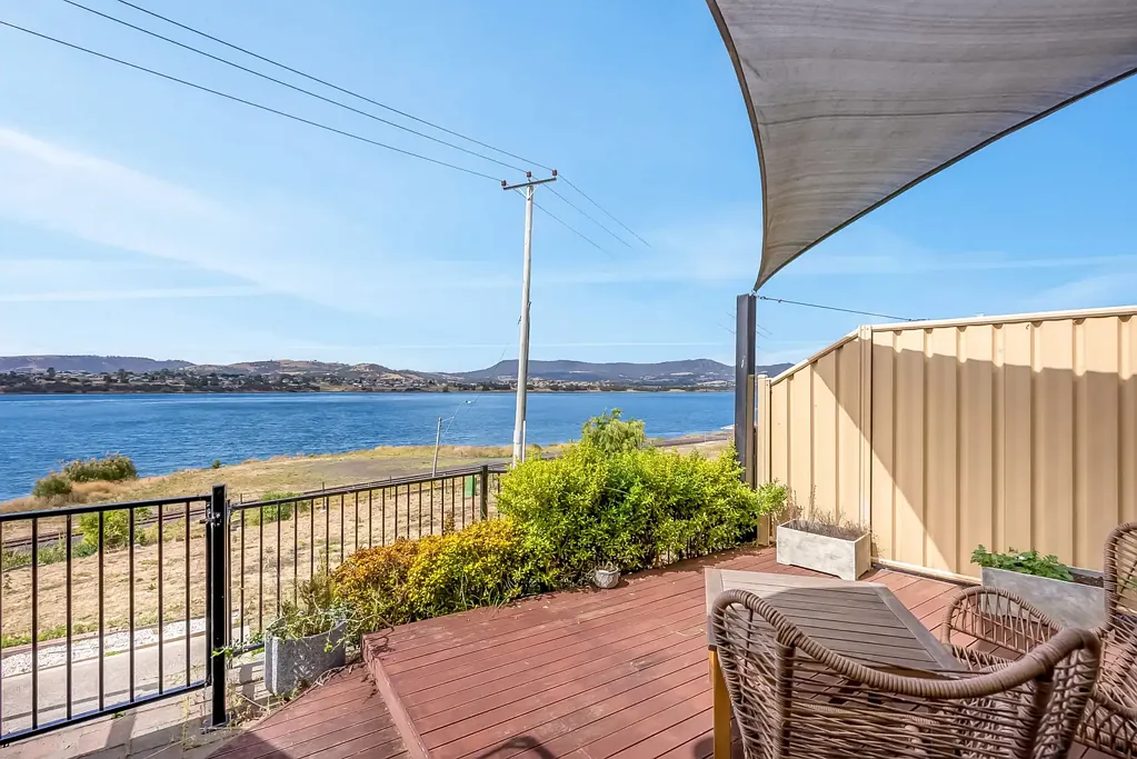 Granton 2 Bedroom Modern, Low Maintenance & Incredible Views
