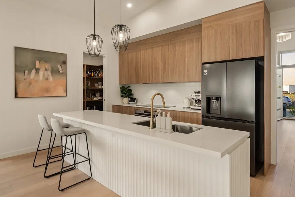 Redland Bay 4कमरा Luxury Single-Level Living with Soaring Vaulted Ceilings by Elliott Hardie Homes