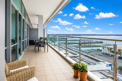 Executive Top-Floor Apartment with Stunning Harbour Views + 2 Carparks