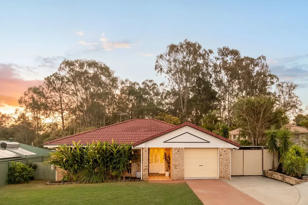 Camira 4 Slaapkamer SPRAWLING FAMILY ENTERTAINER IN CONVENIENT LOCALE