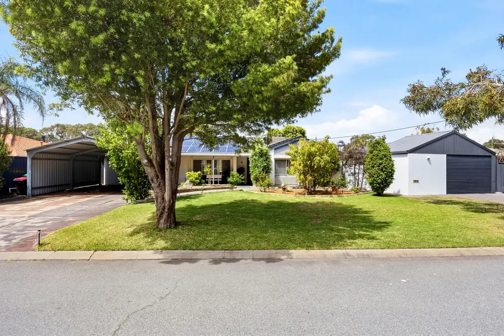 Hillman 4ਬੈੱਡਰੂਮ Why: Offering the ultimate in family living, this fantastic poolside property combines a wealth of functional extras with spacious gardens throughout