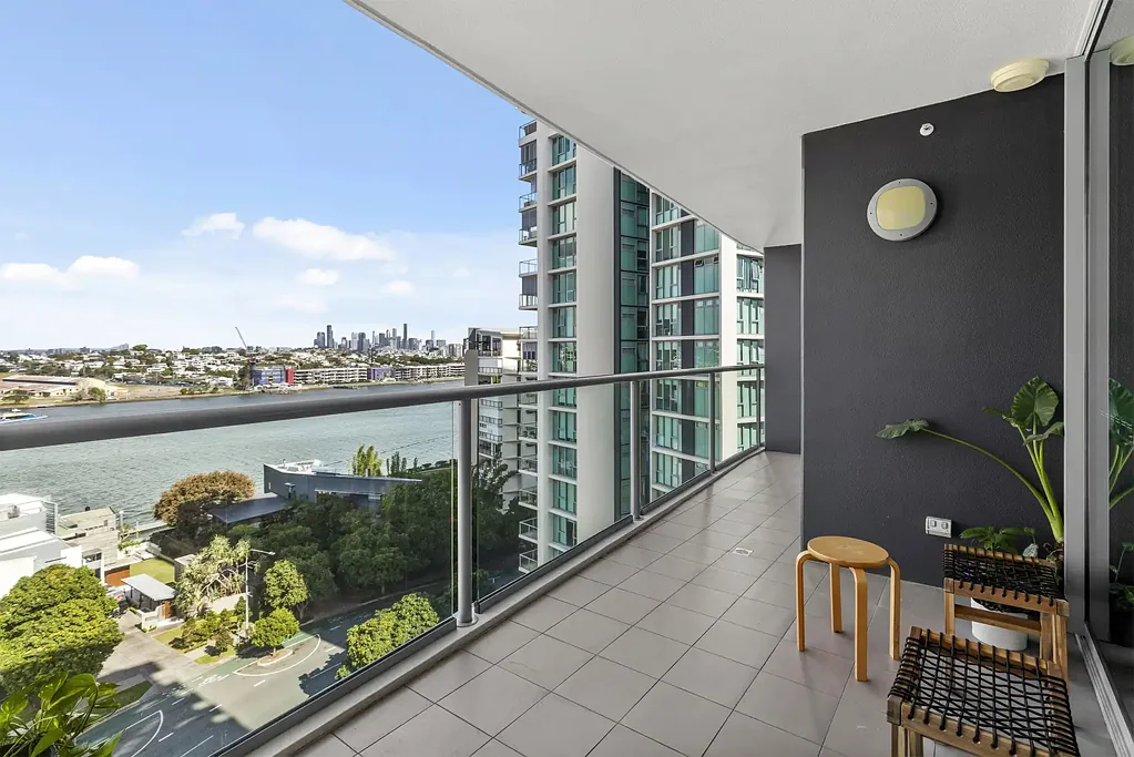 Hamilton 2غرفة نوم Luxury Riverside Living with Sweeping Views in the Heart of Hamilton