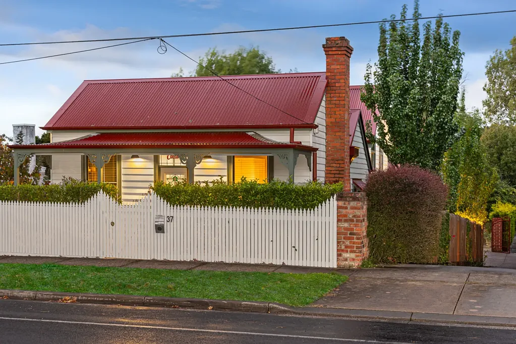 Ballarat East 4침실 More Than Meets the Eye – A Home of Space, Character & Lifestyle