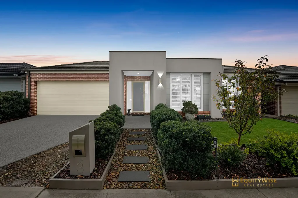 Wyndham Vale 4房 现代化宽敞住宅 448㎡全幅地 精心打理花园 设计师厨房 主卧带Ensuite 高品质装修 步行至学校商圈 Oh So Close To Everything!