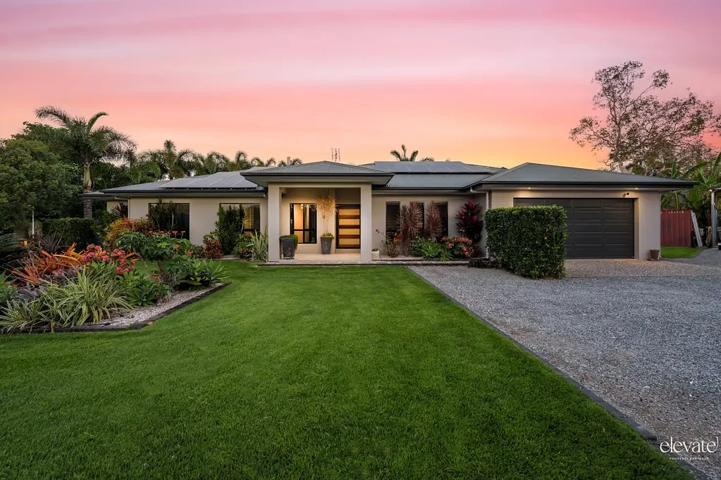 Alligator Creek 5Kwarto Executive Family Living, Exceptional Entertaining, Stunning Landscaped Acreage and Shedding