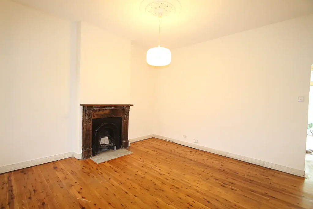 Spacious 4-Bedroom Terrace in Redfern