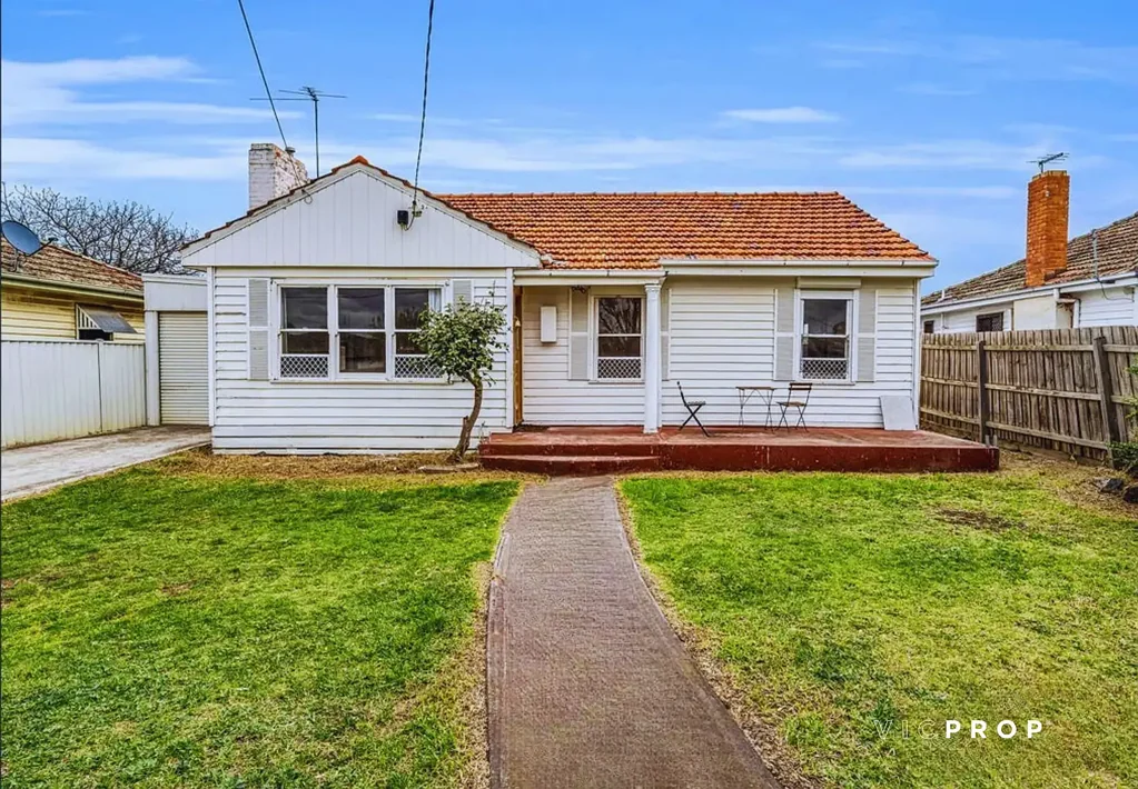 Deer Park 3Habitaciones The Perfect First Step in Deer Park — Space, Comfort & Potential