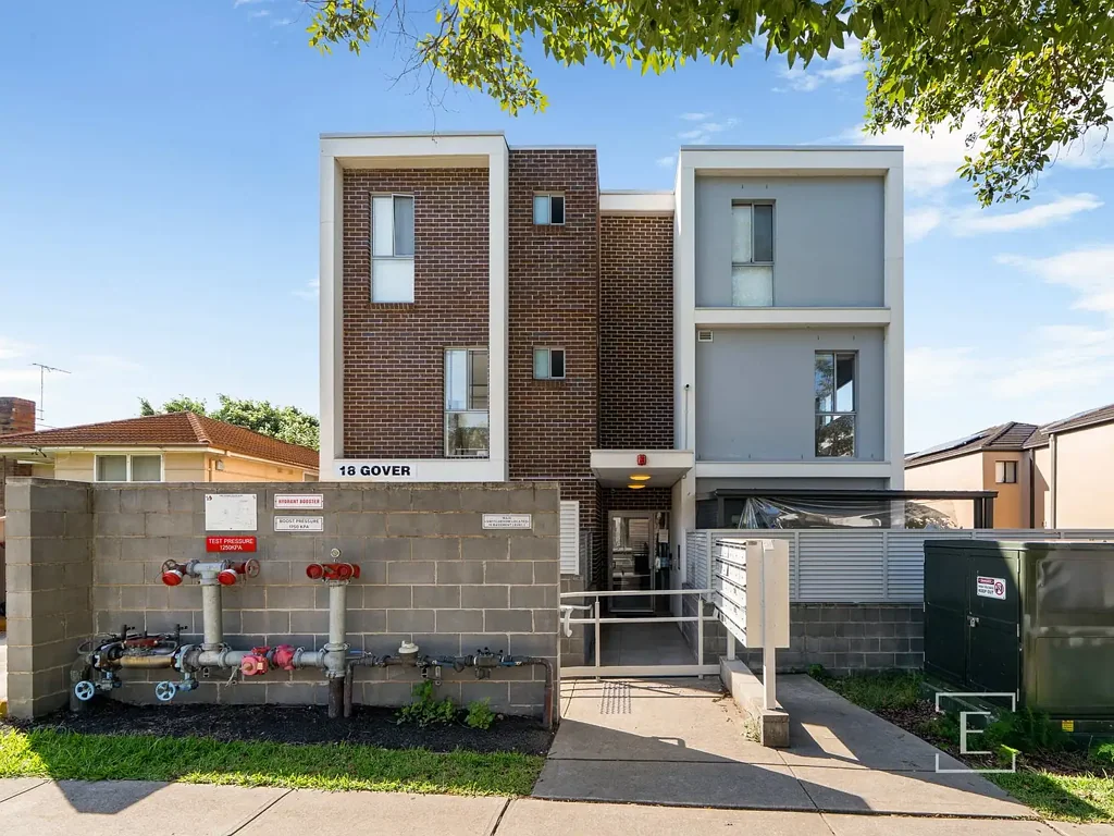 Stylish & Convenient Self-Contained Studio Available Now!!