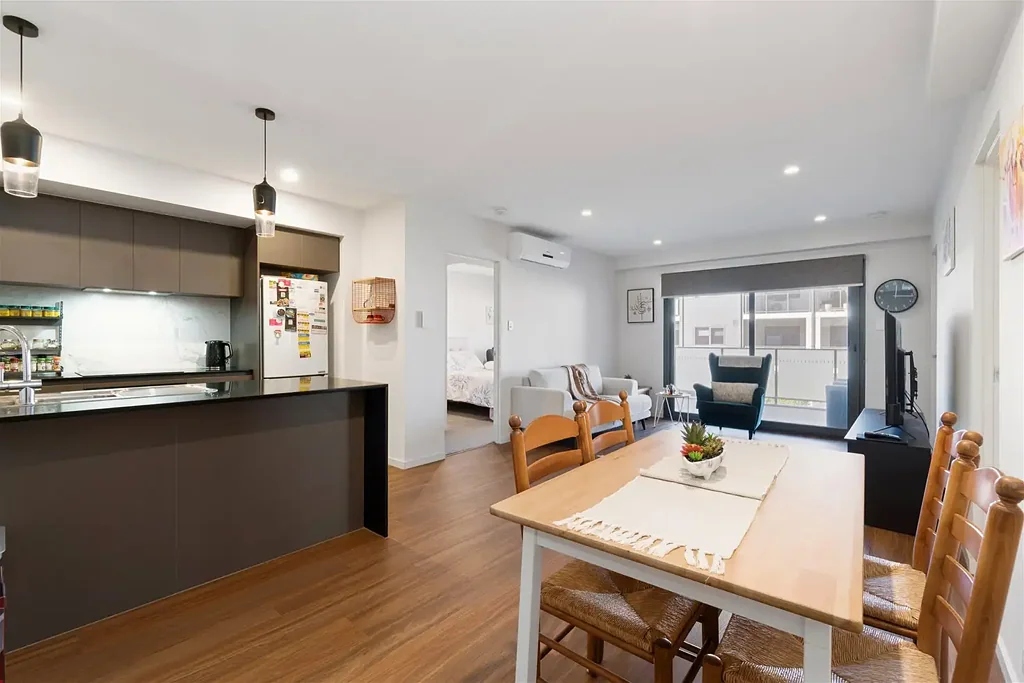 Dianella 2房  First floor 2 bedroom, 2 bathroom corner apartment - Walk to Dianella Plaza