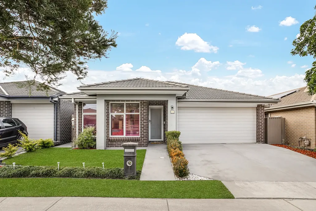 Jordan Springs 4 Bedroom The Perfect Family Home with Sparkling In-Ground Pool!